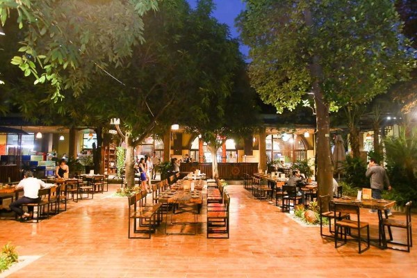 Bàn ghế gỗ đơn giản tạo không gian gần gũi thoải mái