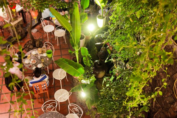 Bàn ghế ngoài trời thoáng phù hợp tụ tập bạn bè