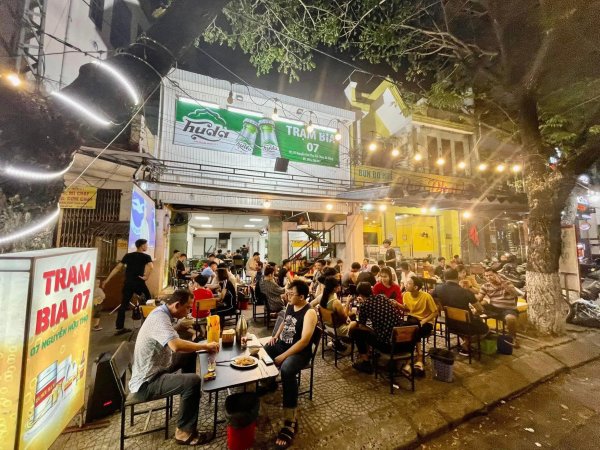 Khách cảm nhận sự ấm cúng truyền thống khi thưởng thức bia