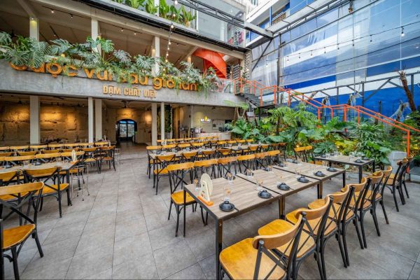 Khu vực ngoài trời rộng rãi bài trí tối giản dễ quản lý