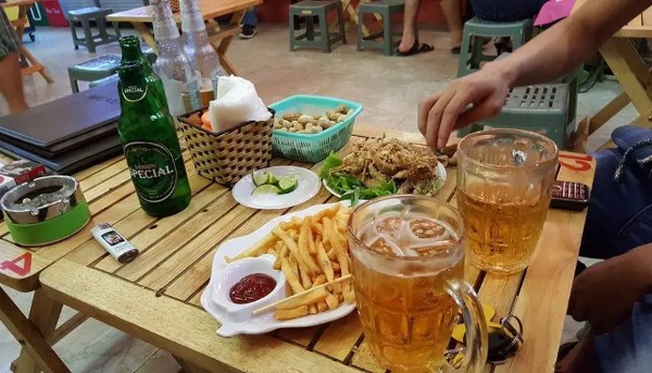 Trang trí tre làm quán trở nên mộc mạc gần gũi