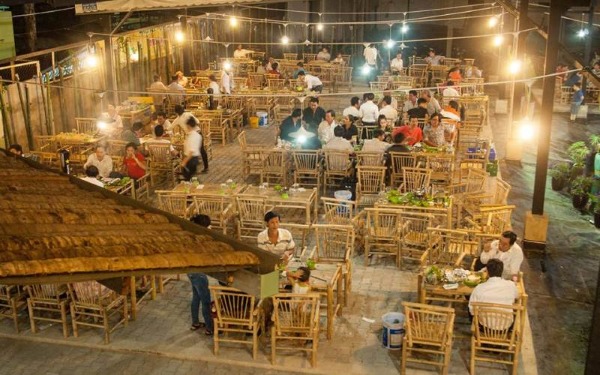 Vách ngăn và bàn ghế tre tạo không gian thân thuộc