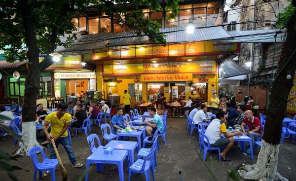 Không gian mở, chi phí thấp, phục vụ nhanh, thu hút khách quen