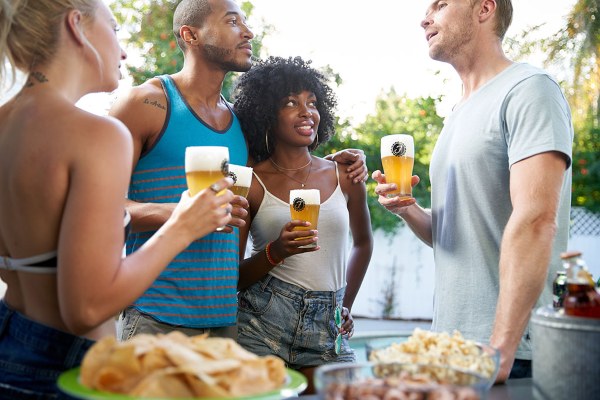 Tại sao chủ quán nên đầu tư vào máy làm bia hơi?