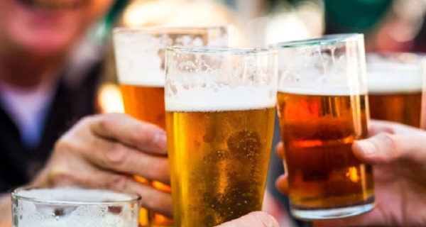 Bia có bọt hay không có bọt ngon hơn?