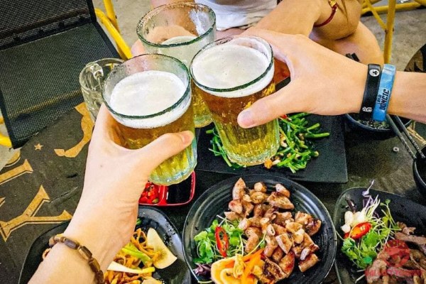 Bia Hơi Hà Nội 83 – Đối tác cung cấp bia hàng đầu cho quán nhậu hải sản