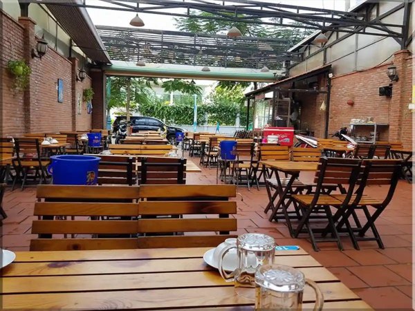 Bố trí bàn ghế hợp lý tránh chật chội