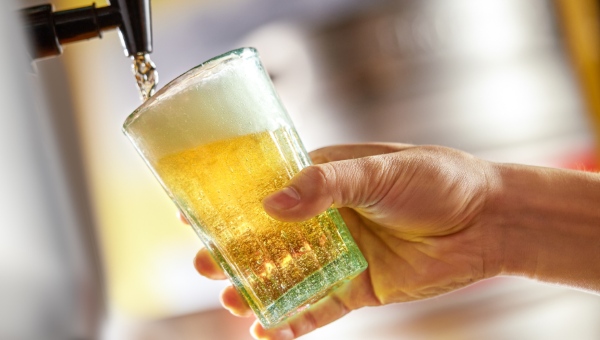 Cách rót bia hơi Hà Nội nghiêng 45 độ