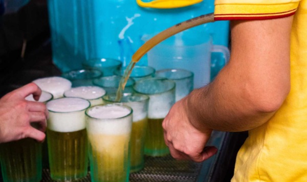 Cách rót bia hơi Hà Nội từ bình nhựa