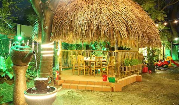 Khu vực mái che chống nắng mưa tiện dụng