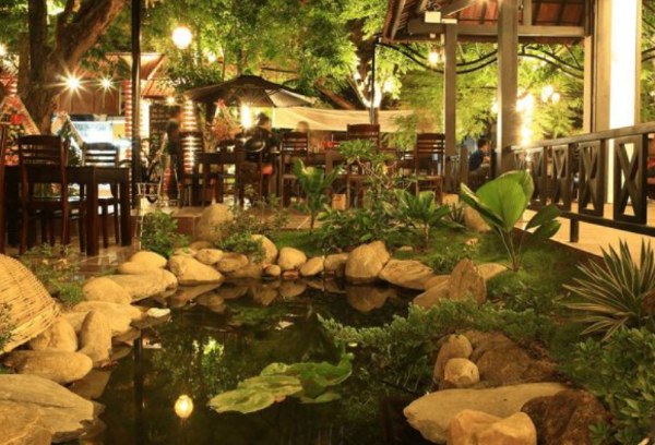 Quán nhậu Á Đông hồ cá hòn non bộ