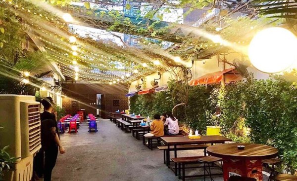 Quán nhậu sân vườn phong cách Việt Nam cổ điển