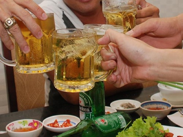 Cách cầm cốc bia đúng kỹ thuật