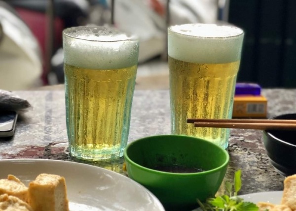 Giá của cốc bia hơi Hà Nội là bao nhiêu?