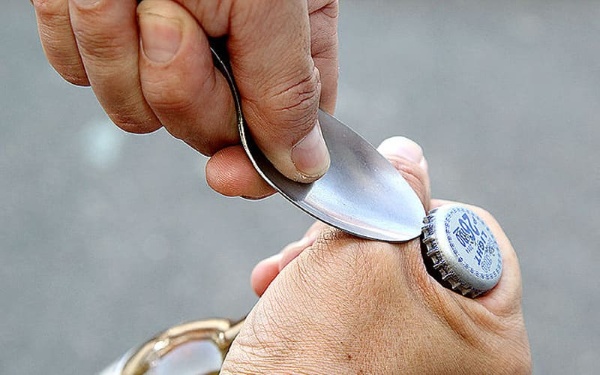 Sử dụng thìa (muỗng) làm đòn bẩy