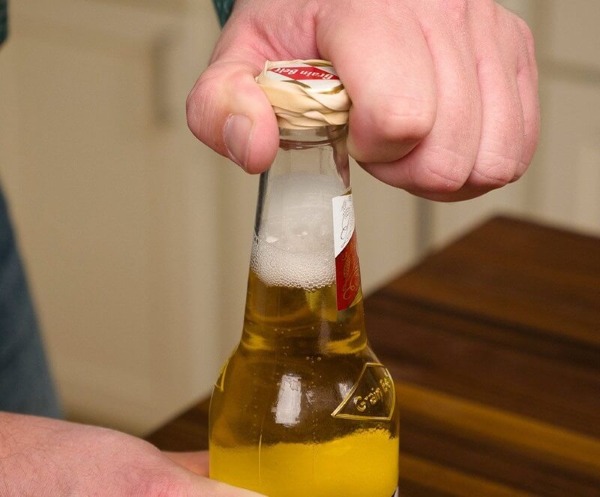 Tận dụng chính chiếc nắp chai cũ đã mở