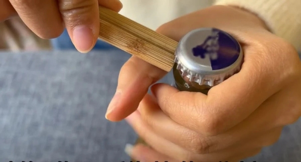 Tận dụng sống dao để bật nắp