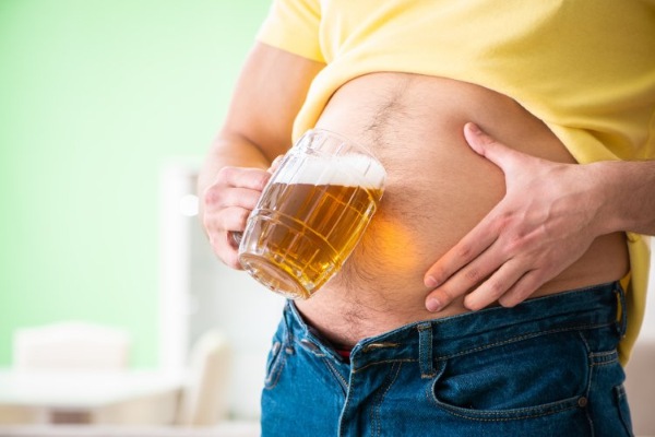 Uống bia bị đầy hơi chướng bụng do đâu?