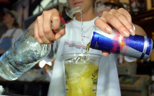 Có nên pha bia với rượu không?