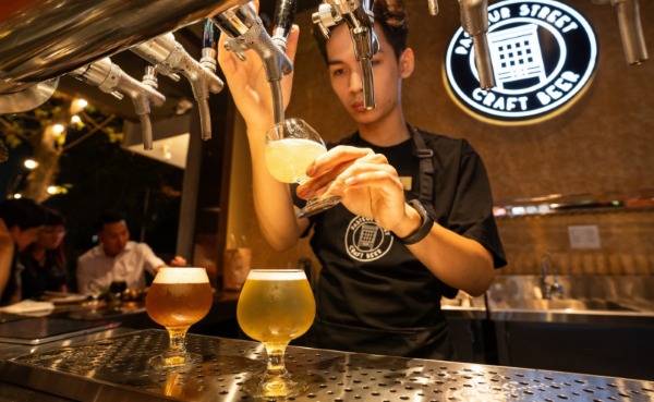 Nhập bia ở đâu để được hỗ trợ máy rót bia tươi, tủ bảo quản?