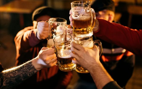 Tích cực giao tiếp là bí quyết uống bia không say
